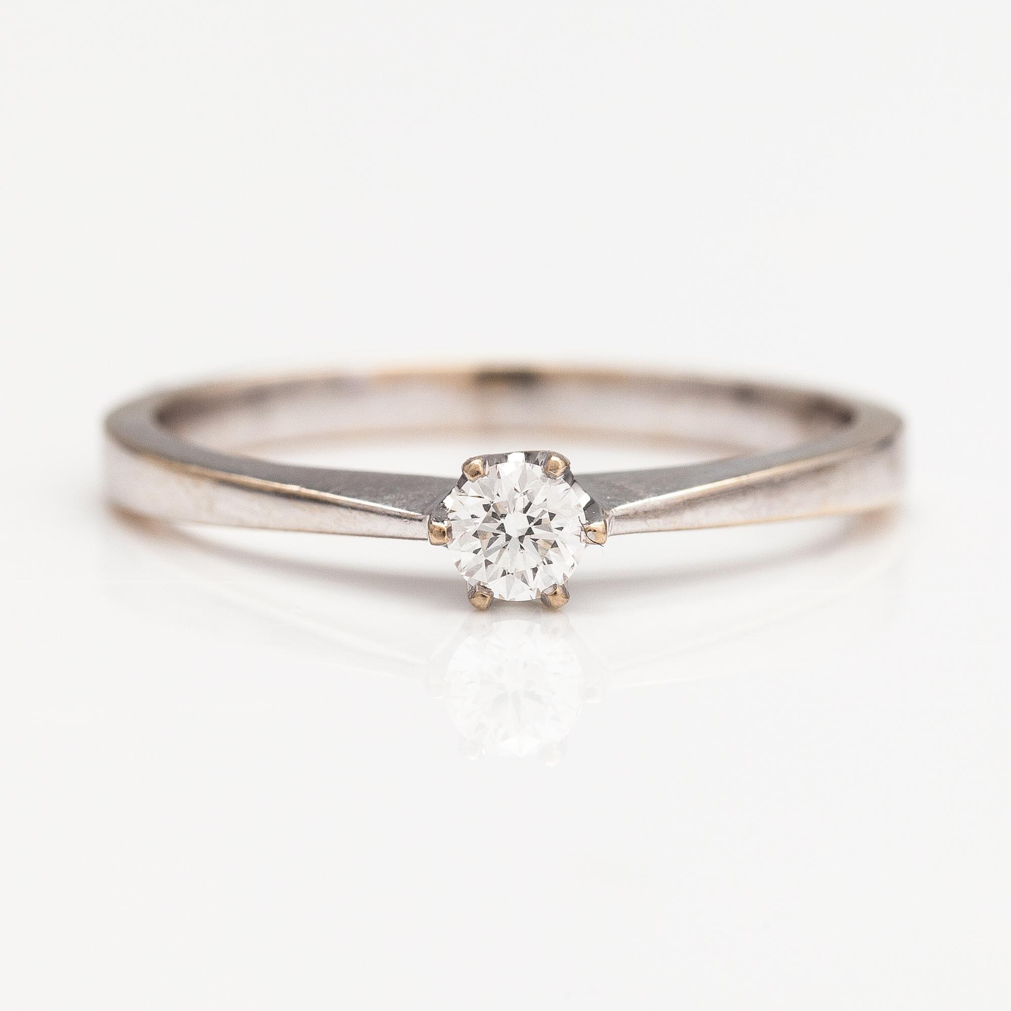 Ring, 18K vitguld, diamant ca 0.15 ct enligt gravyr.
