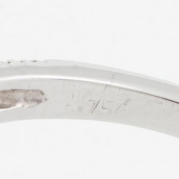 Ring in 18K white gold with pearls, one cultured and one imitation pearl, and eight-cut diamonds.