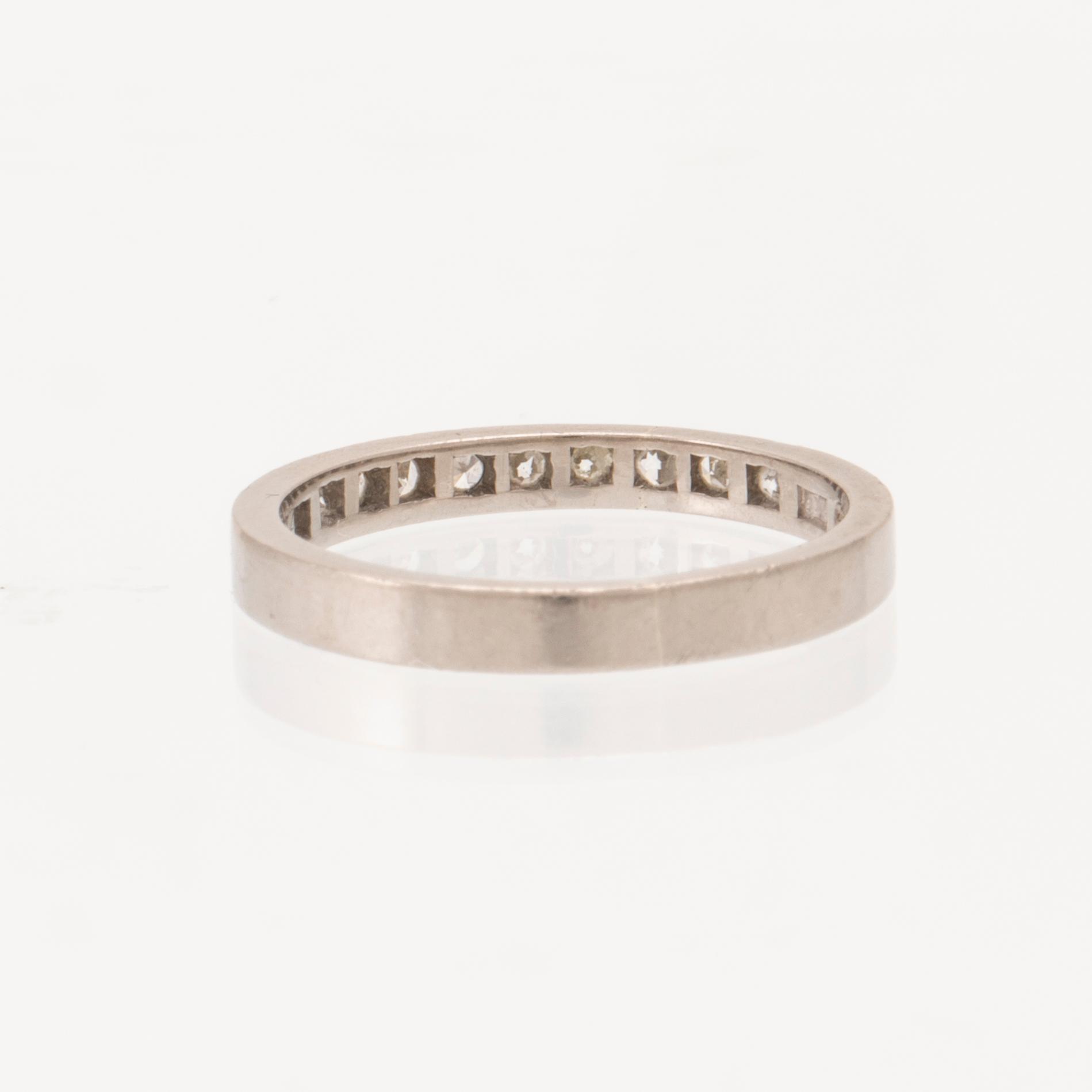 Ring halvallians 18K vitguld med runda enkelslipade diamanter, Stockholm 1957.