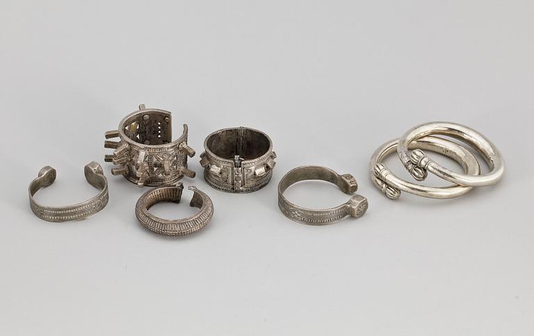 ETNOGRAFISKA SMYCKEN, 7 delar, delvis låghaltigt silver, total vikt ca 1300g.
