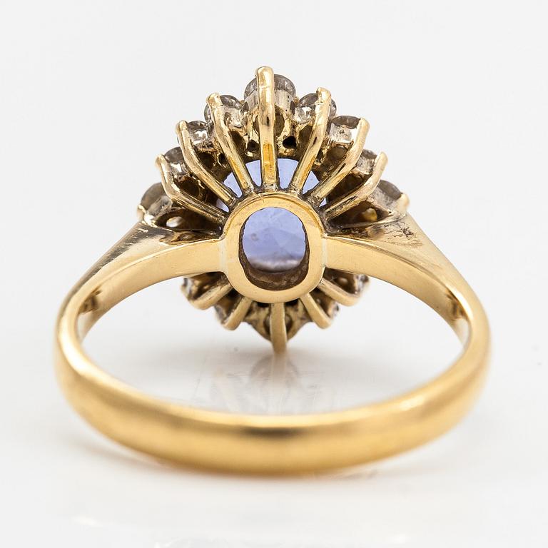 Ring, carmosé, 18K guld med en blålila safir och briljantslipade diamanter ca 0.38 ct totalt.
