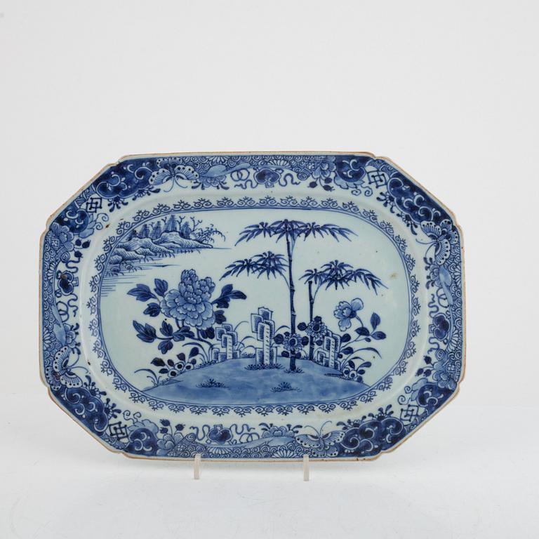 A Chinese export porcelain charger and two plates, Qing dynasty, Qianlong (1736-95).