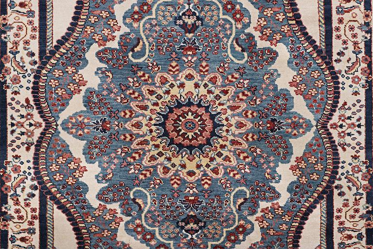 Matta, orientalisk i Mamluk-stil, ca. 300 x 242 cm.