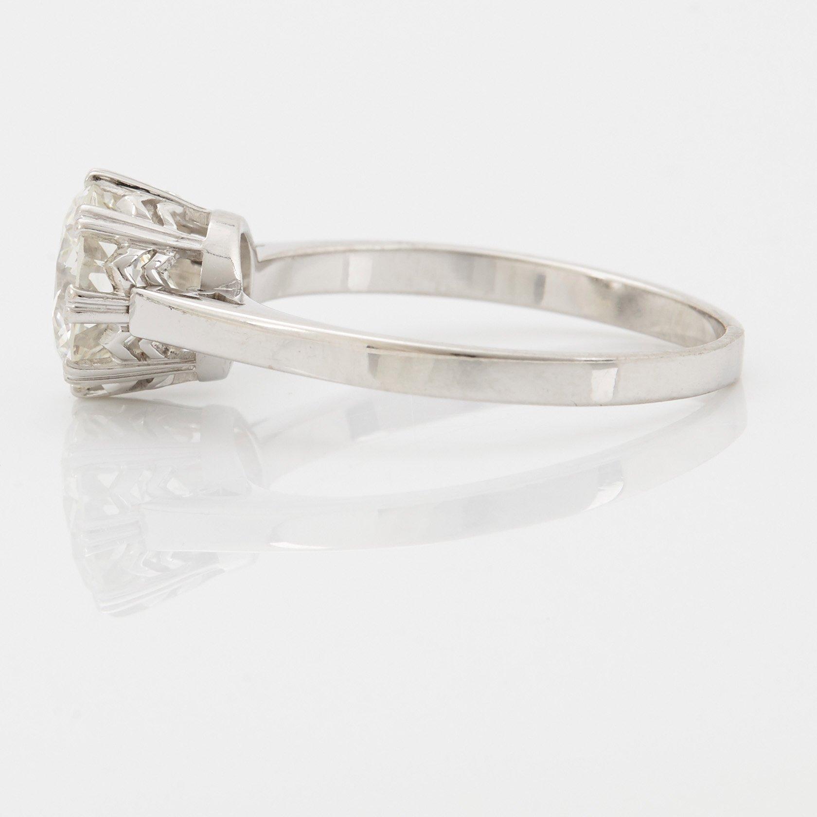 Ring 18K vitguld med en rund briljantslipad diamant 1.86 ct enligt gravyr kvalitet ca G/H si/i.