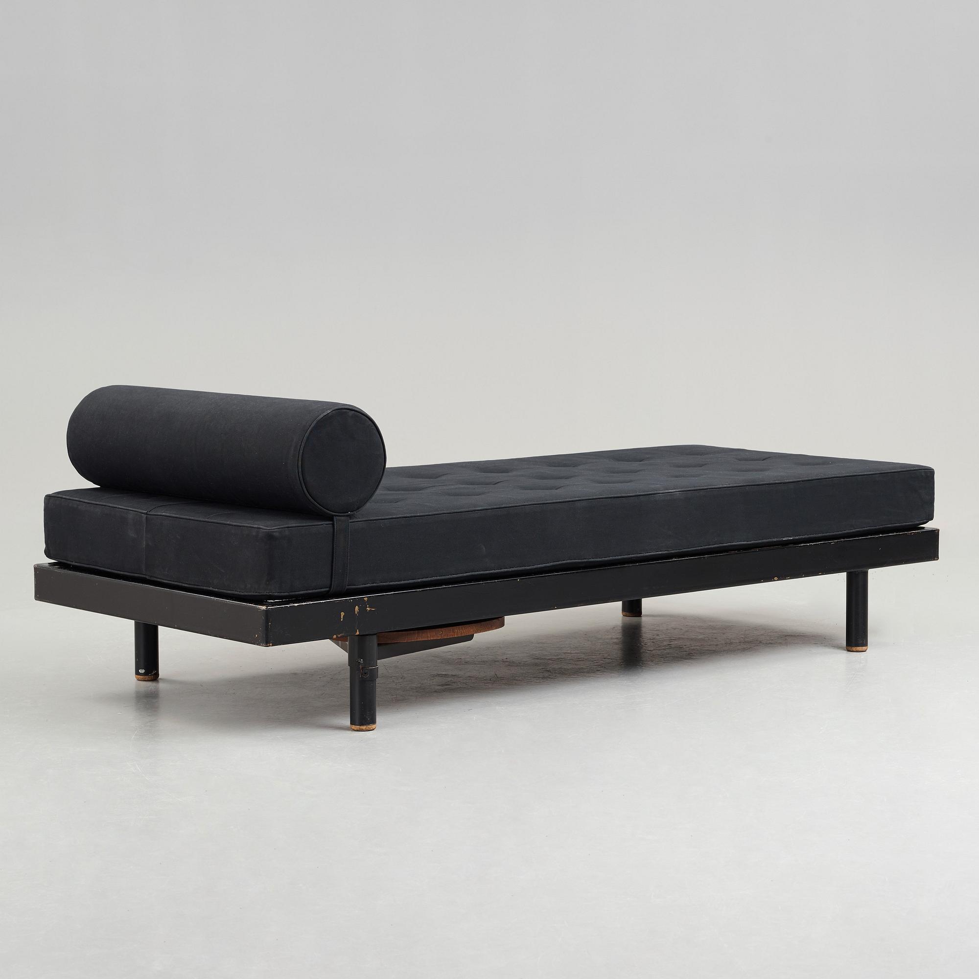 JEAN PROUVÉ & CHARLOTTE PERRIAND, dagbädd med sidobord, "Scal No 450" "Antony", Frankrike, ca 1954.