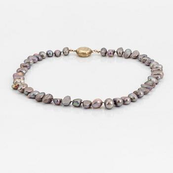 Cultured pearl necklace, clasp silver.