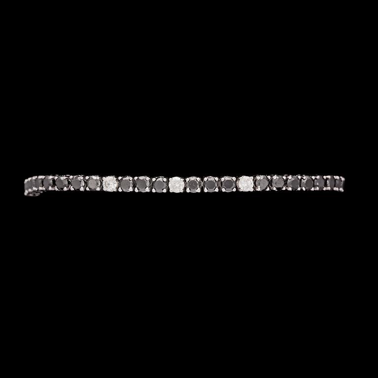 A black and white brilliant cut diamond bracelet, tot. 6.15 cts.