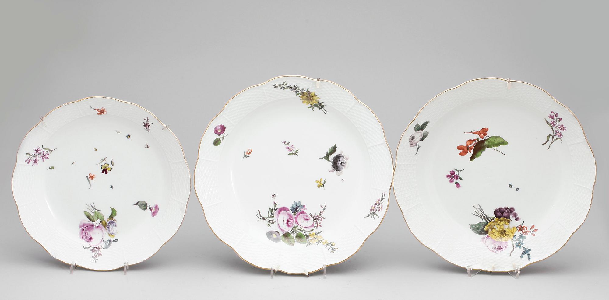TALLRIKAR/FAT, 3 st, porslin, sannolikt Meissen, 1700-tal.