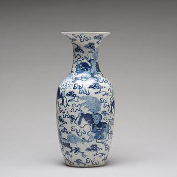 A blue and white vase, Qing dynasty, 19th Century.