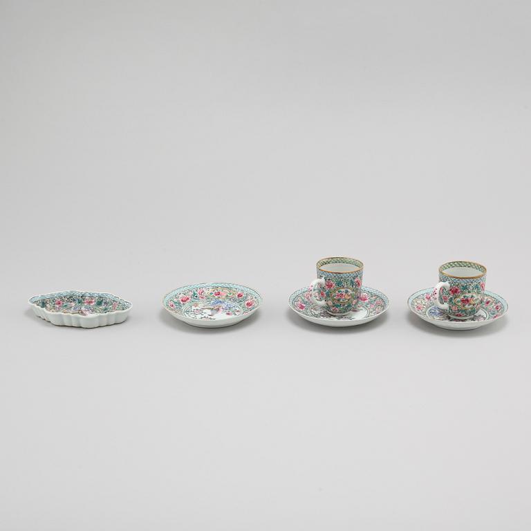 Two porcealin cups with saucers and a small dish from China, 18th century.