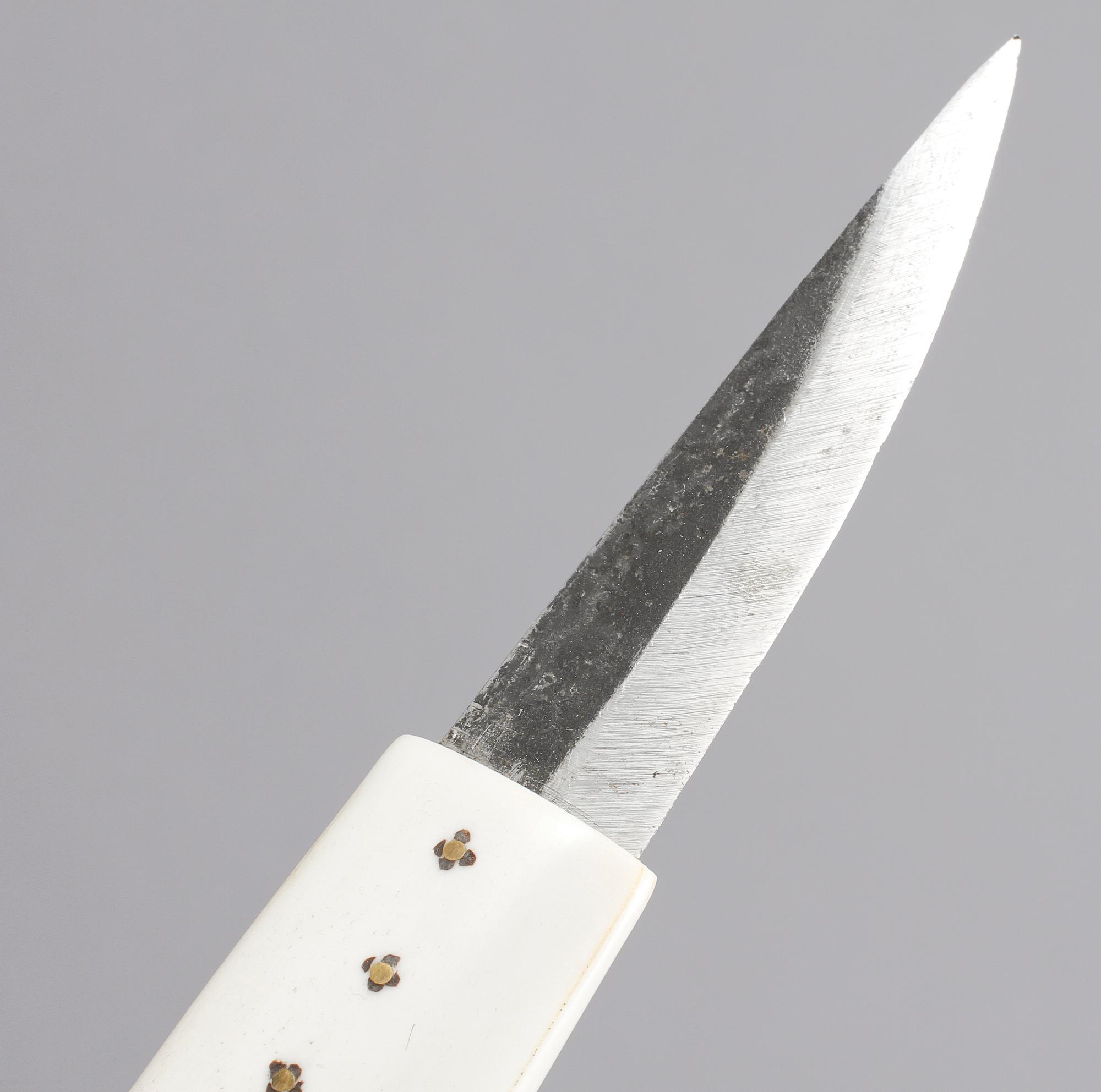 KNIVAR, 2 st, monogramsignerade MA? respektive R, 1900-tal.
