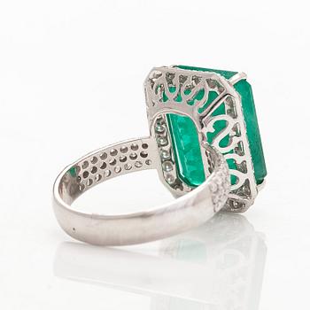 A 14K white gold ring, with an emerald ca. 8.97 ct and diamonds. With IGI-certificate.