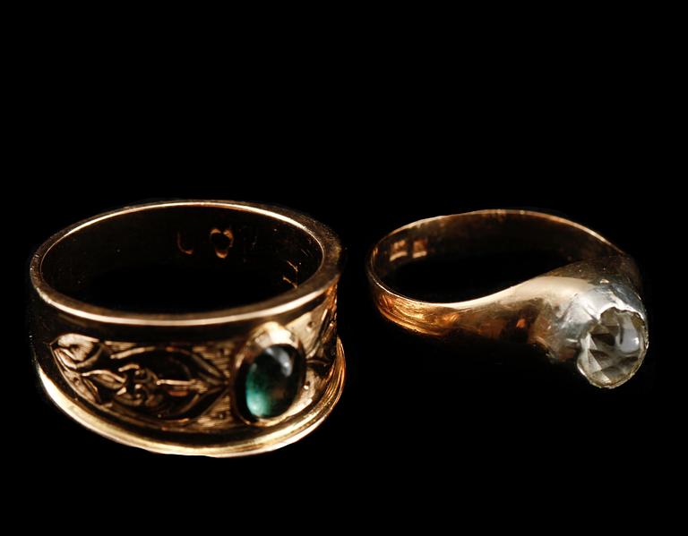 RINGAR, 2 st, 18k guld, omkring 1900. Vikt 14 g.