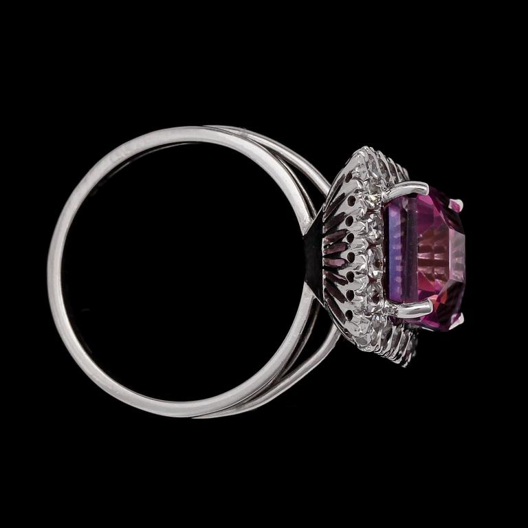 A pink topaz and brilliant cut diamond ring, tot. 0.40 ct.