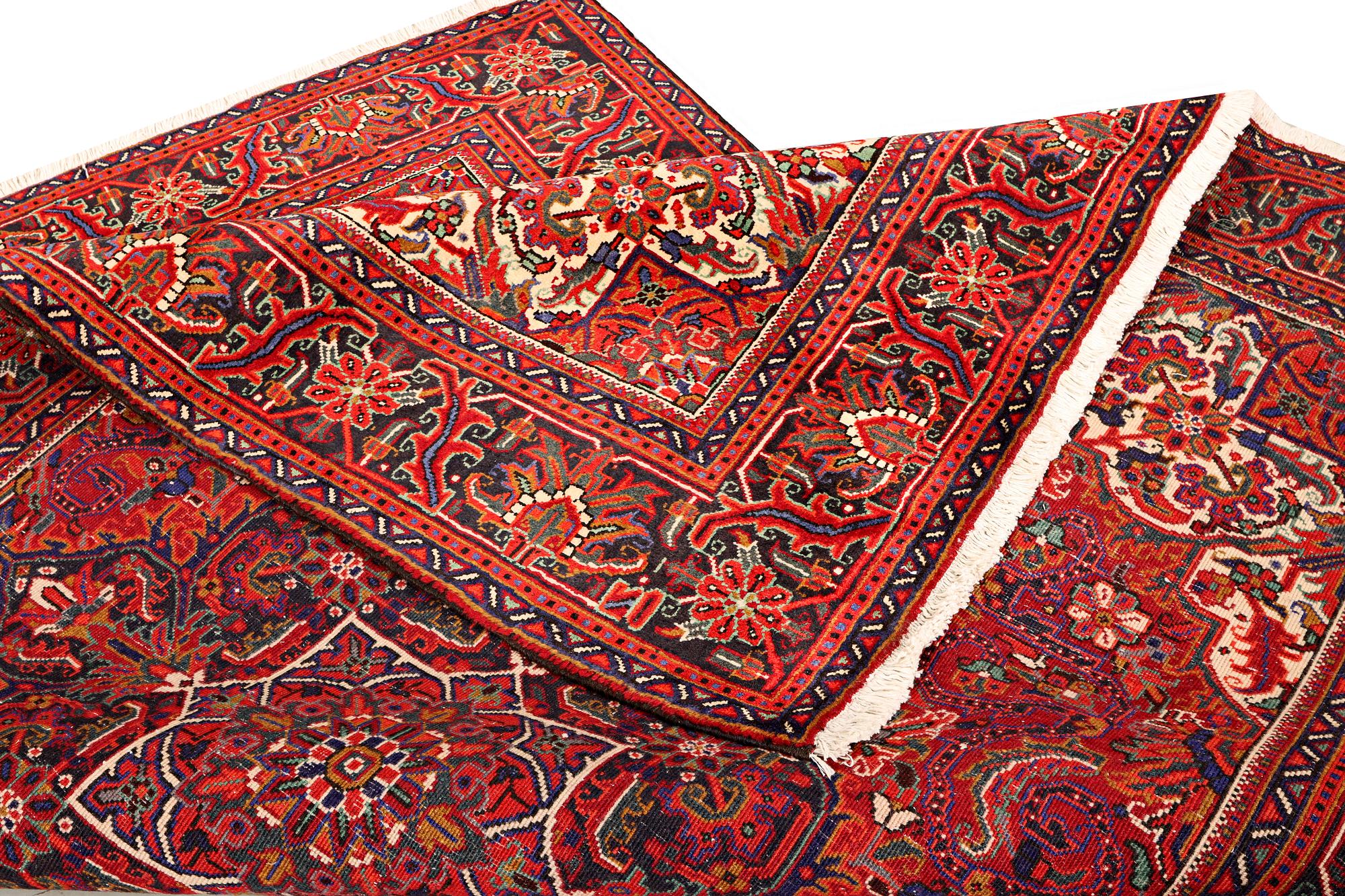 A Heris carpet, a. 295 x 207 cm.