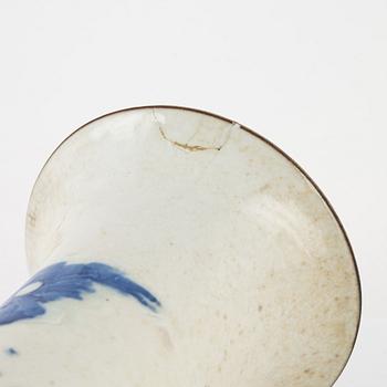 A blue and white vase, late Qing dynasty.