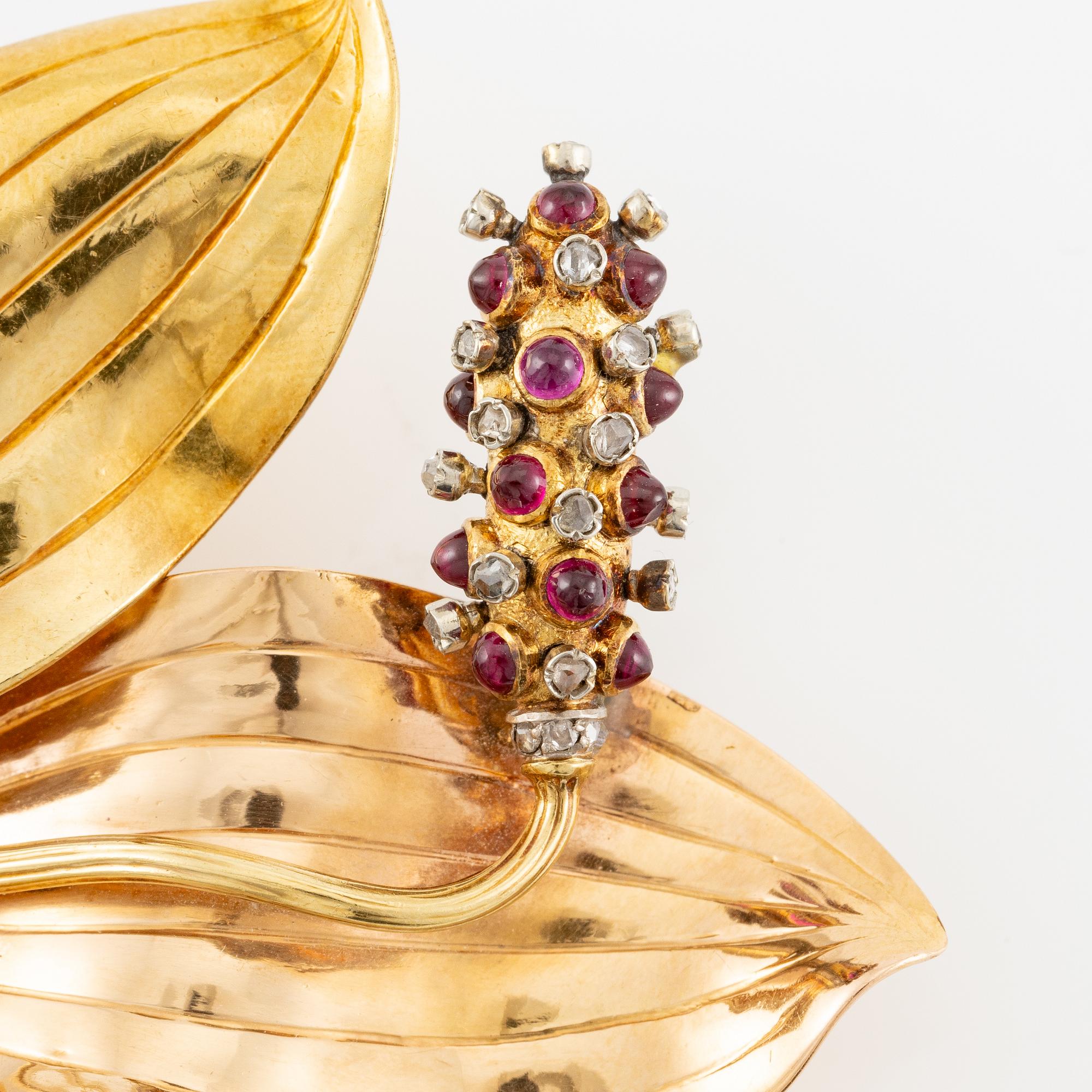 A W.A. Bolin brooch 18K gold set with cabochon-cut rubies and rose-cut diamonds, Stockholm 1944.