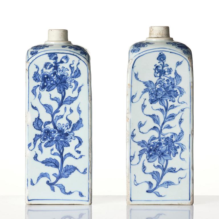 A pair of blue and white bottle flasks, early Qing dynasty, 17th century.