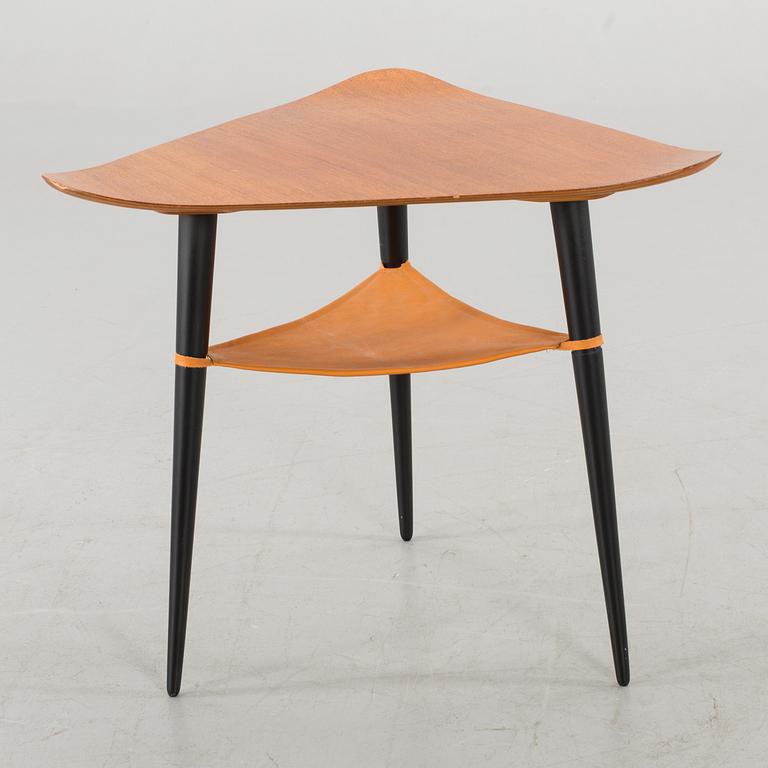 A SMALL TEAK TABLE DESIGNED BY UNO & ÖSTEN KRISTIANSSON FOR LUXUS.