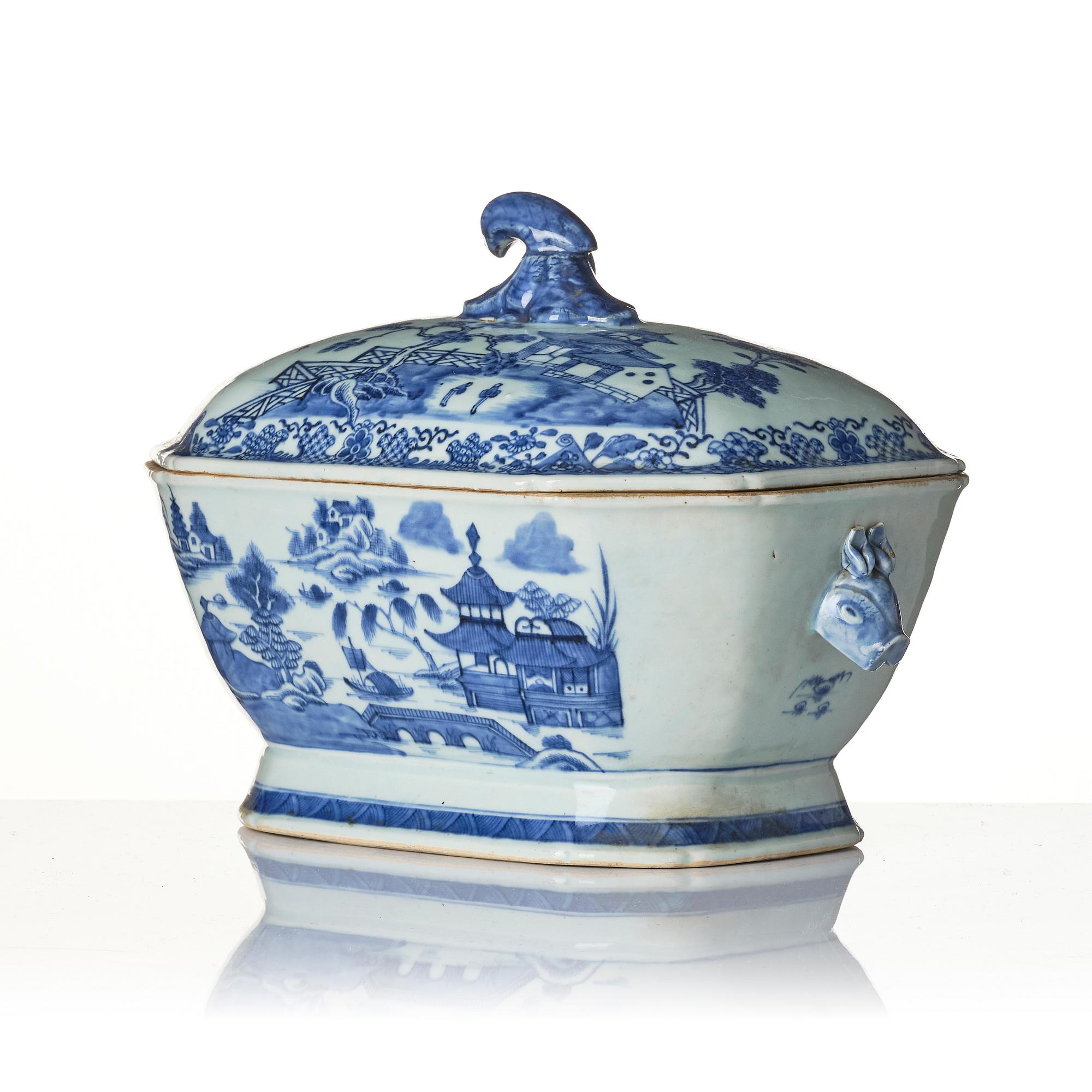 A Chinese blue and white porcelain service, 16 pieces, Qing dynasty, Qianlong (1736-95).