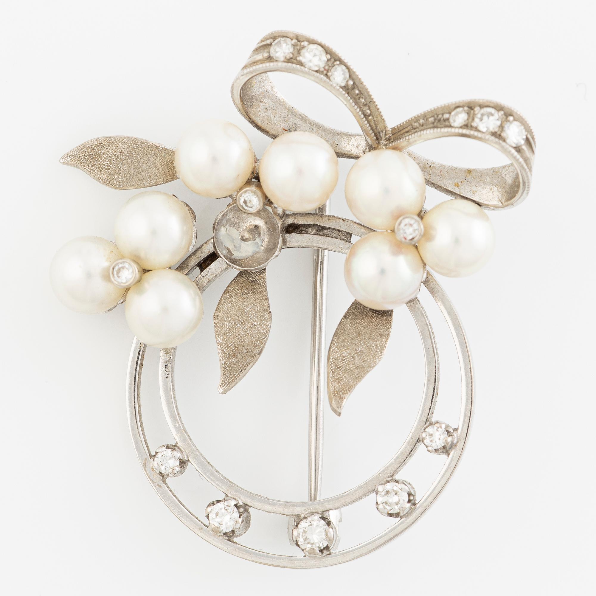 Brosch 18K vitguld med odlade pärlor samt runda briljant- och åttkantslipade diamanter.
