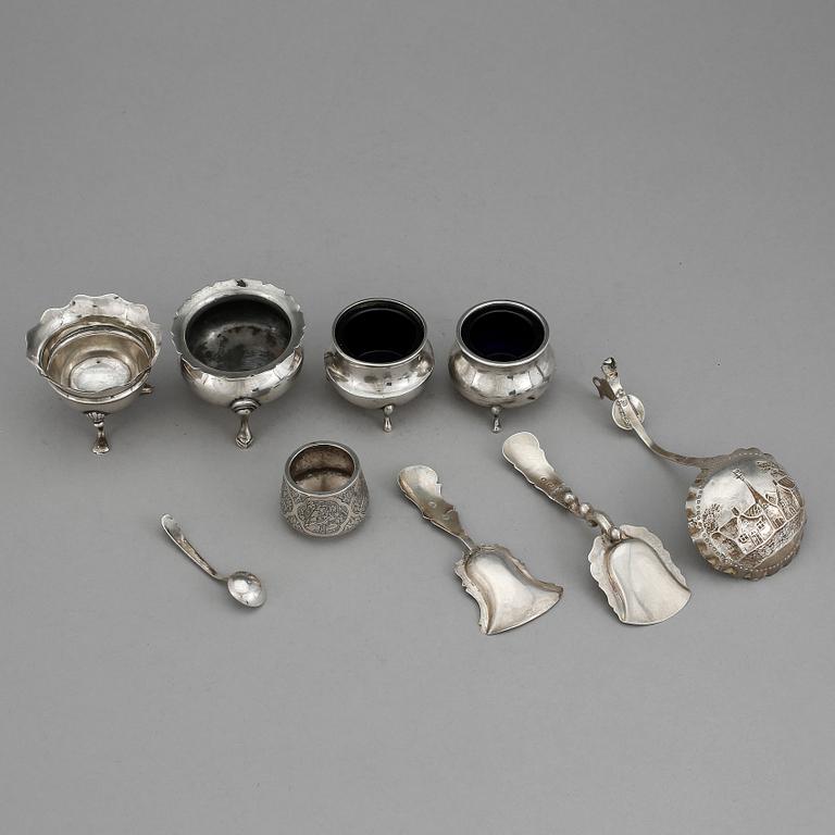 DIVERSE SILVER, 9 delar, Holland och England, tidigt 1900-tal. Tot vikt ca 240 gram (inkl. glasinsats).