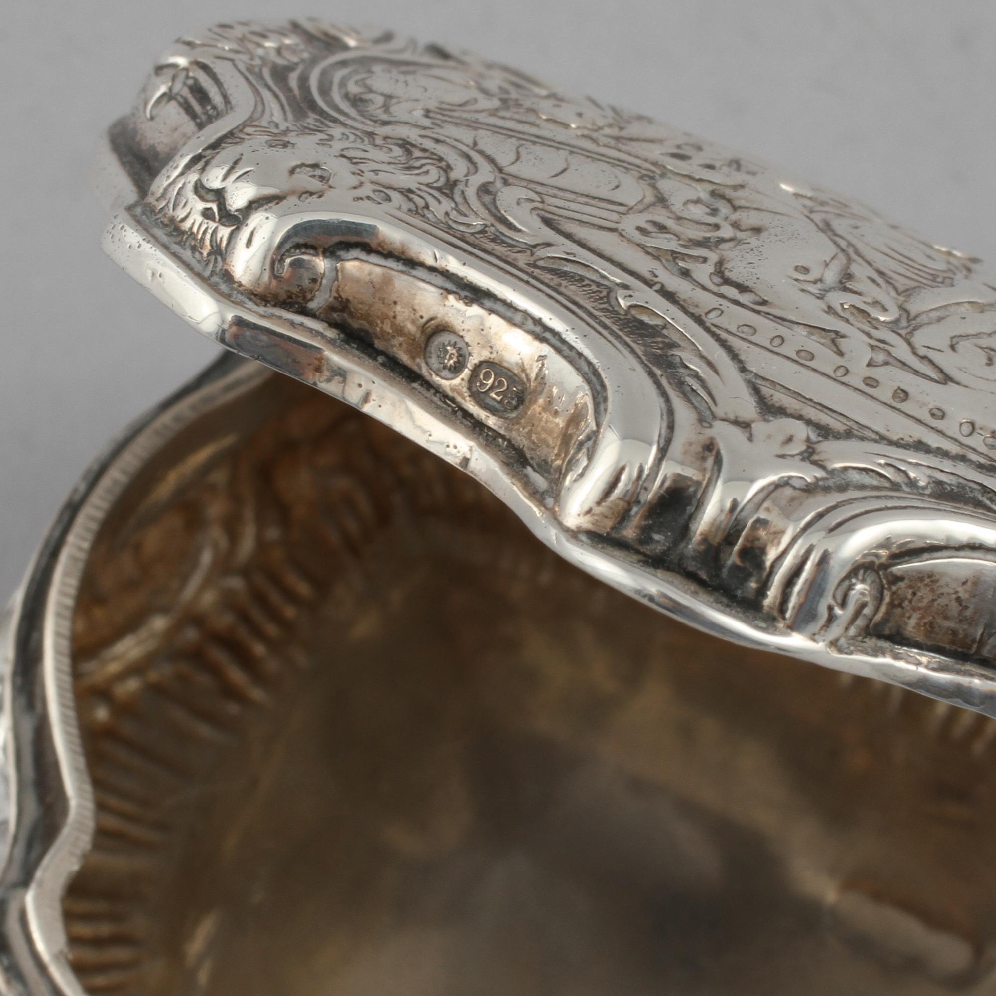 DOSA, silver, rokokostil, BM & Co., England, 1904. Vikt 135 g.