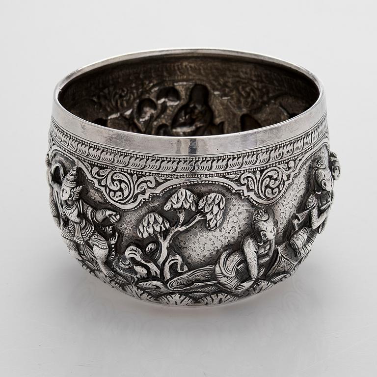 A silver bowl, Tillander import marks, 1983, and a silver snuff bottle.