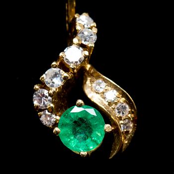 SMYCKESET, 2 delar, 18k guld besatt med smaragder och diamanter, ca 0.3 ct. Total vikt ca 11,3 g.