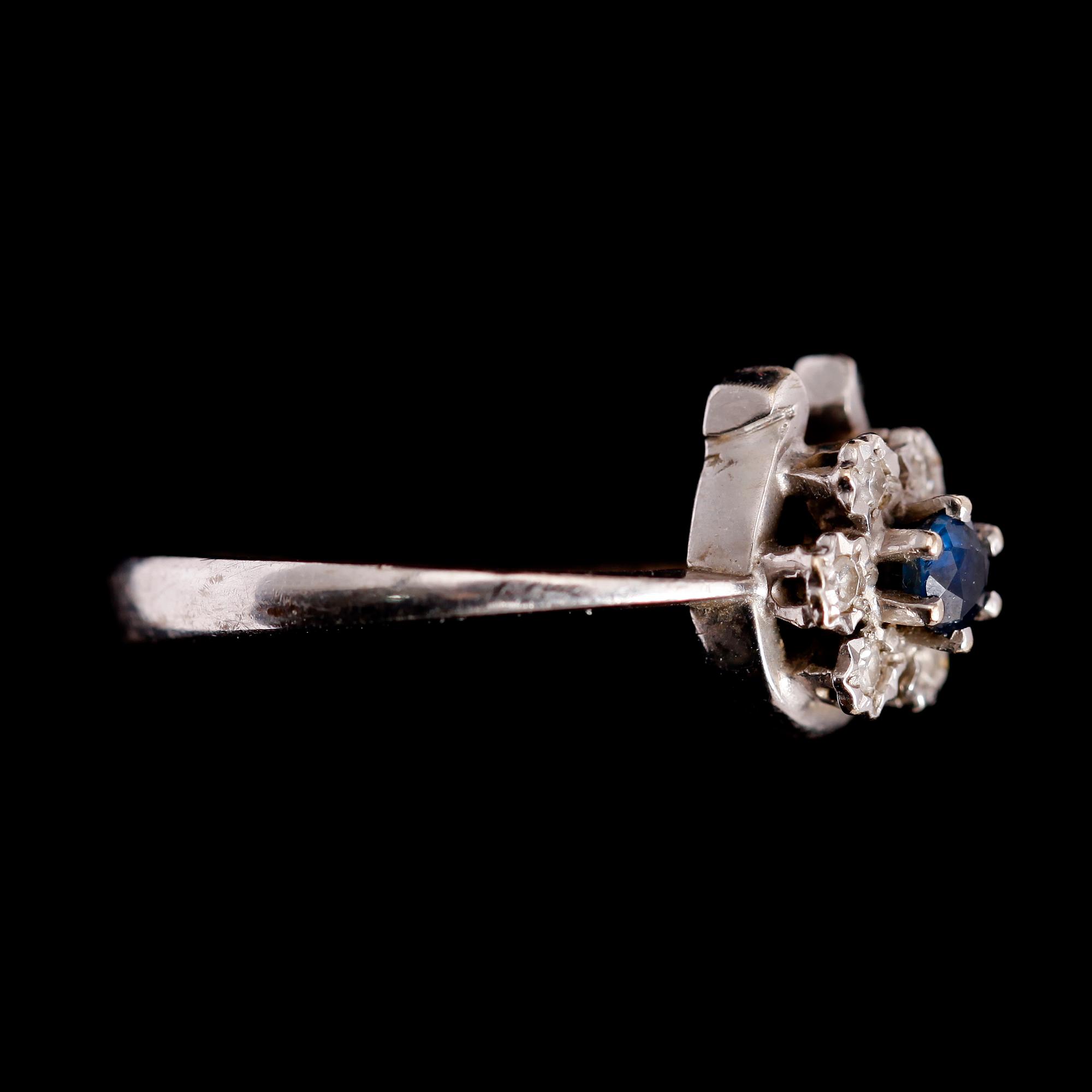 RING, 18 k vitguld, safir samt briljantslipade diamanter.