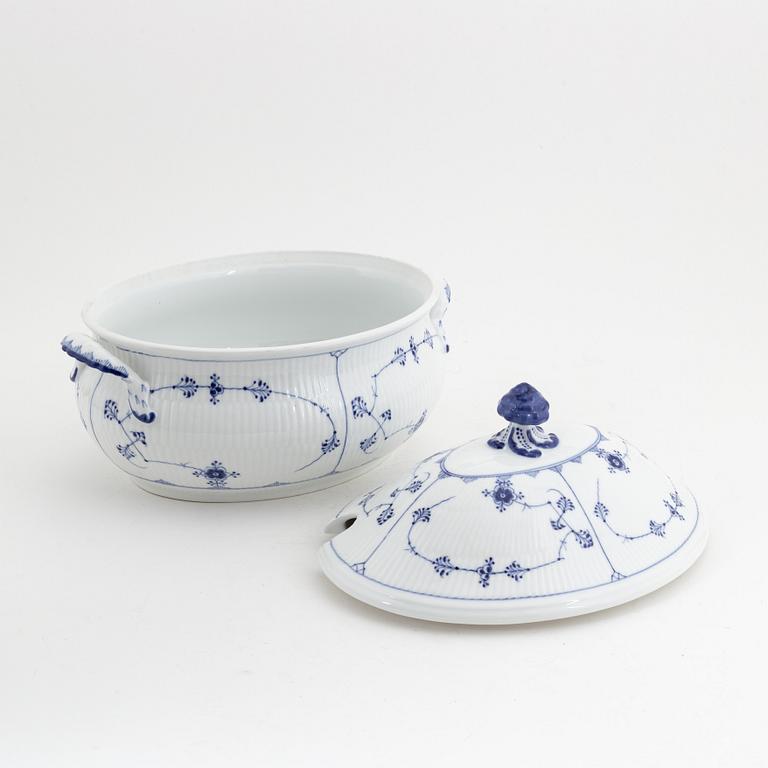 Terrin med lock, porslin, 'Musselmalet', Kunglig Dansk, Danmark, 1900-tal och Soppslev, silver, Sverige, 1861.