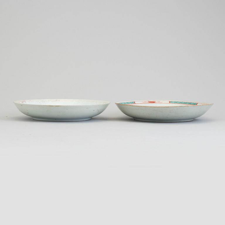 SKÅLFAT, två stycken, kompaniporslin. Qingdynastin, Qianlong (1736-95).
