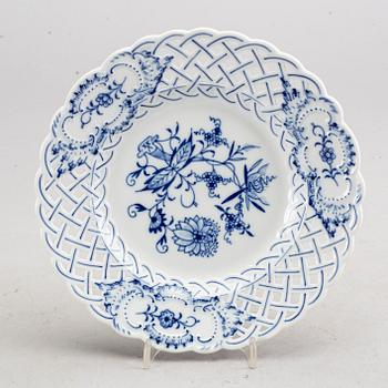 SERVISDELAR, 19 st, porslin, "Lökmönstret", Meissen, Tyskland,