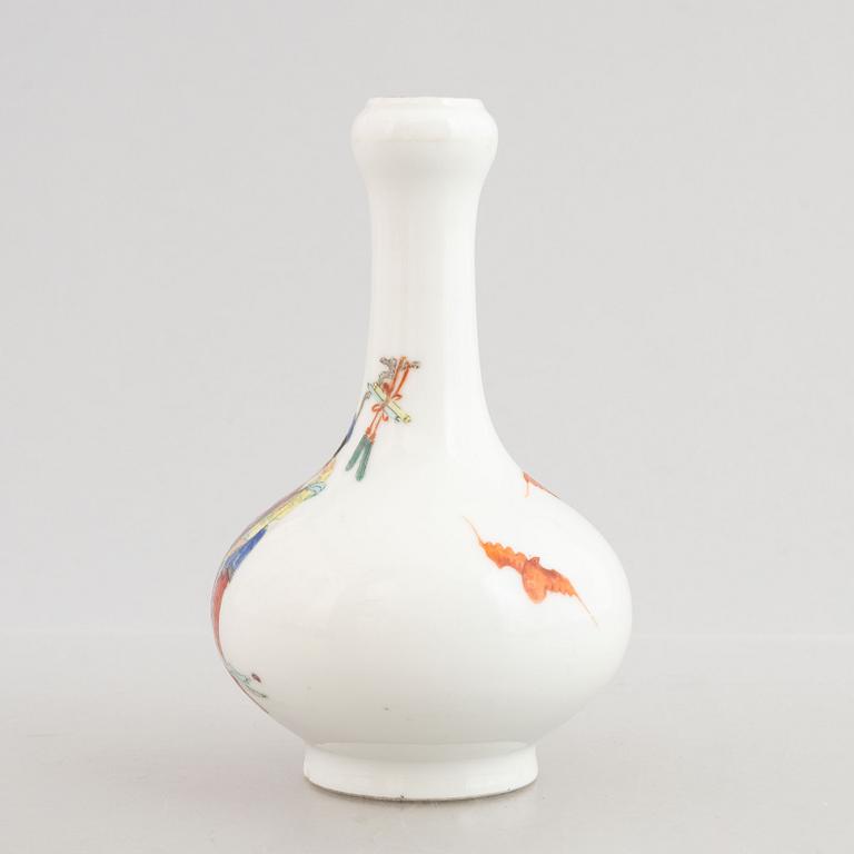 A famille rose vase, Qing dynasty, 19th century, also a jar with cover 20th century.