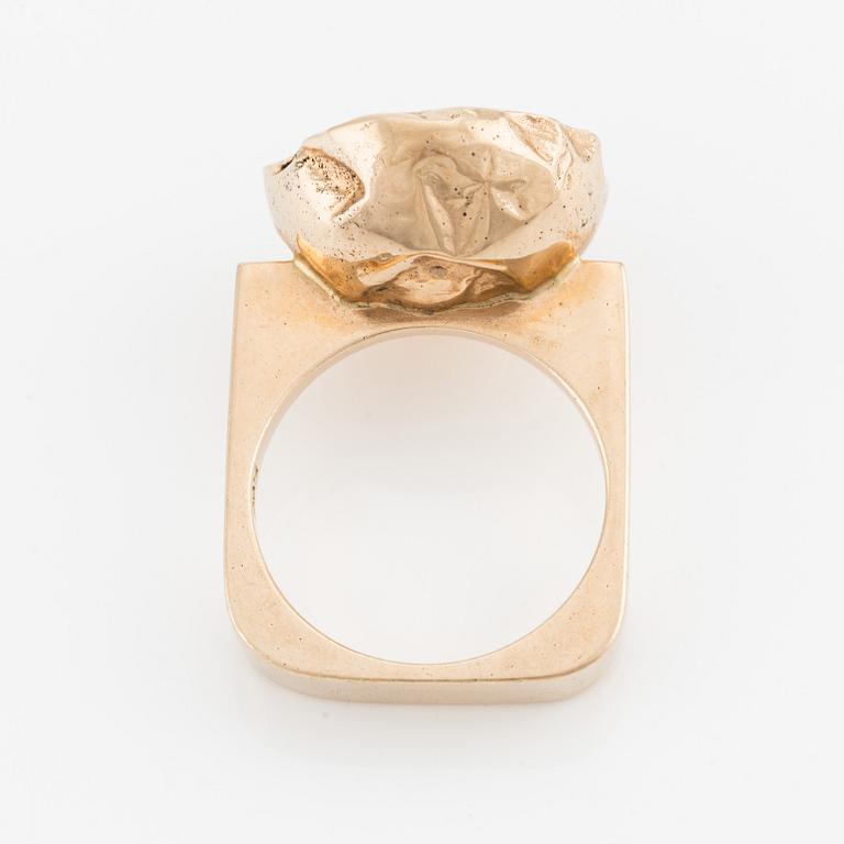 Ring in 14K gold with a cabochon-cut sapphire.