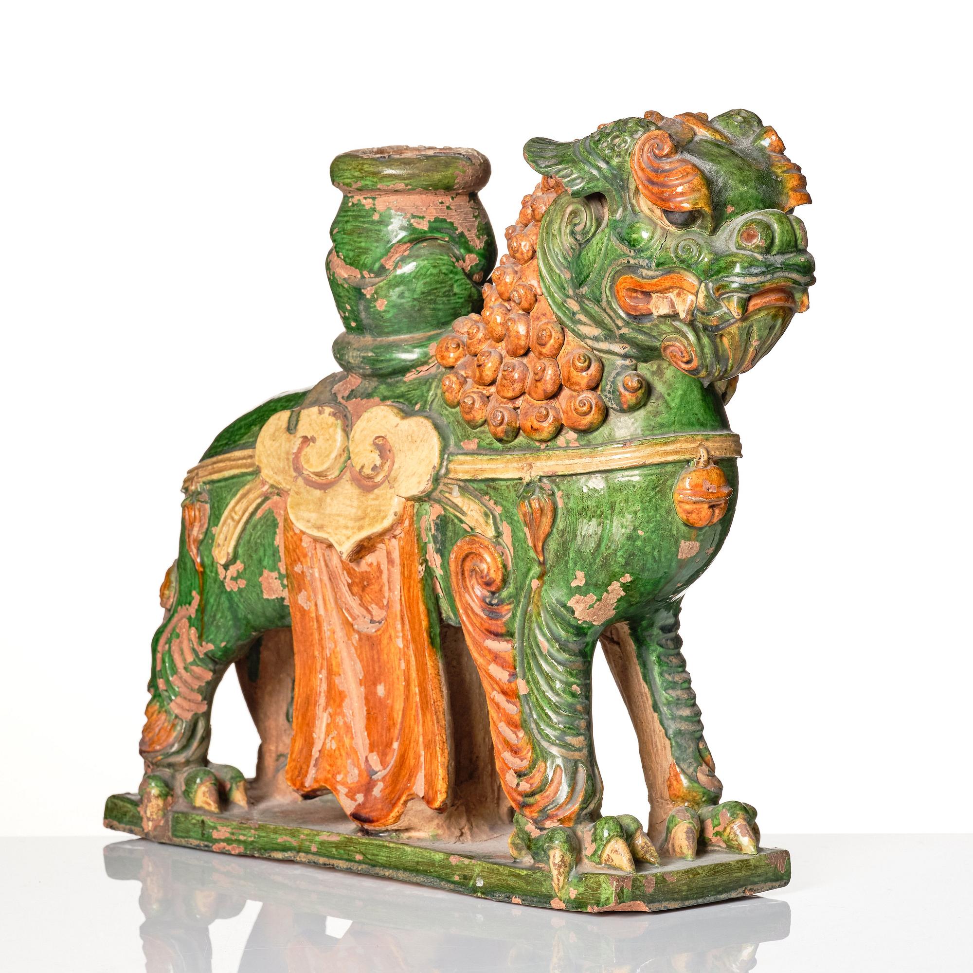 Rökelse/ljushållare, keramik. Sen Mingdynasti (1368-1644).