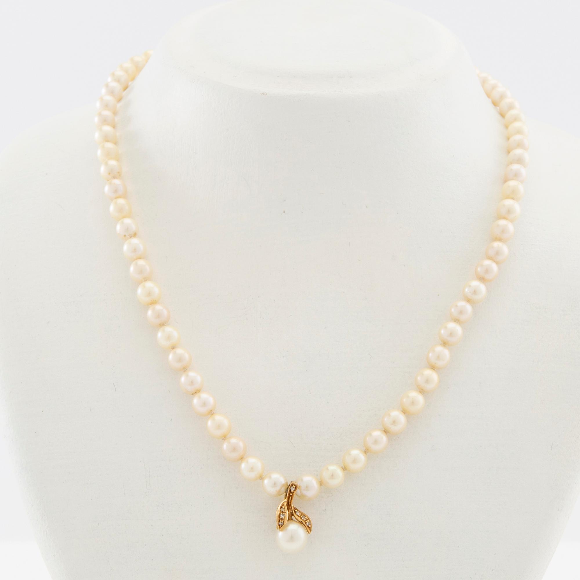 Halsband av odlade pärlor med lås 18K guld.