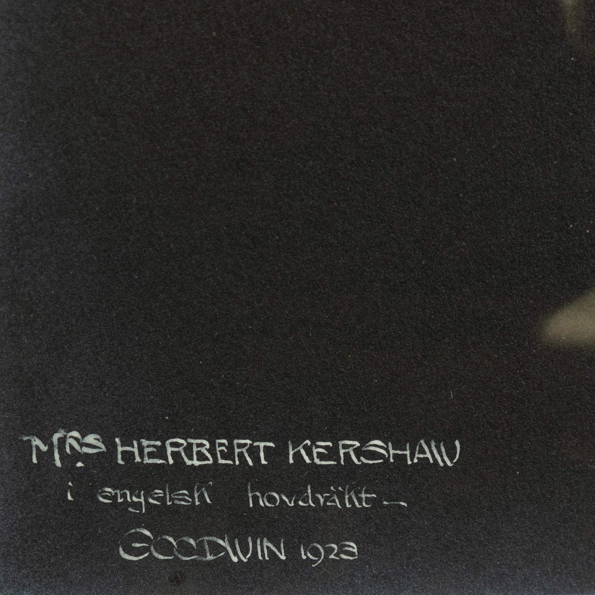 Henry B. Goodwin, "Mrs Herbert Kershaw i engelsk hovdräkt, 1923".