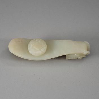 A carved white nephrite belt hook, Qing dynasty (1644-1912).