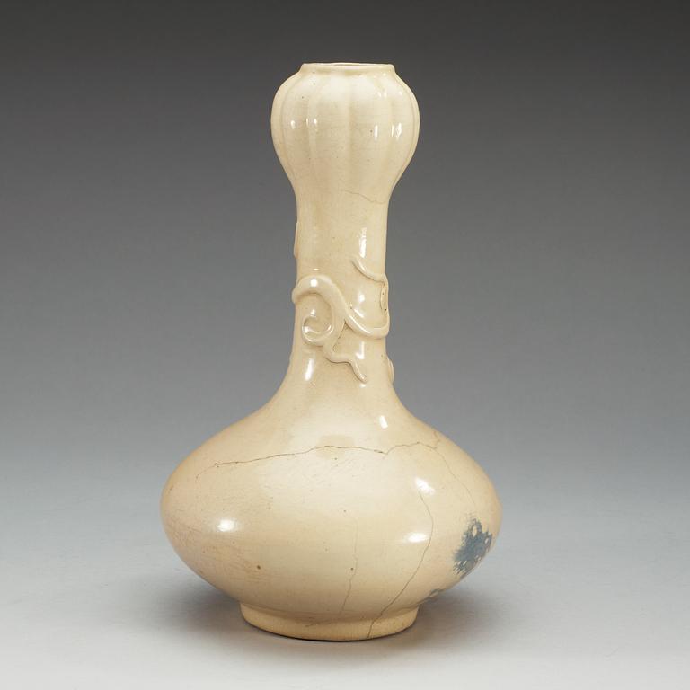 A white glazed vase, Qing dynasty, 17/18th Century.