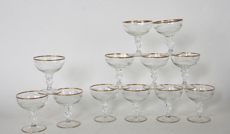 SERVISDELAR, ca 130 delar. Glas och porslin, Bing & Gröndahl "Måsen".