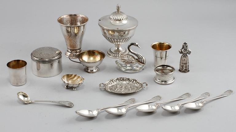 PARTI SILVER, 17 delar, mestadels Sverige, 1800/1900-tal.                Vikt exklusive del med glas 624 g.