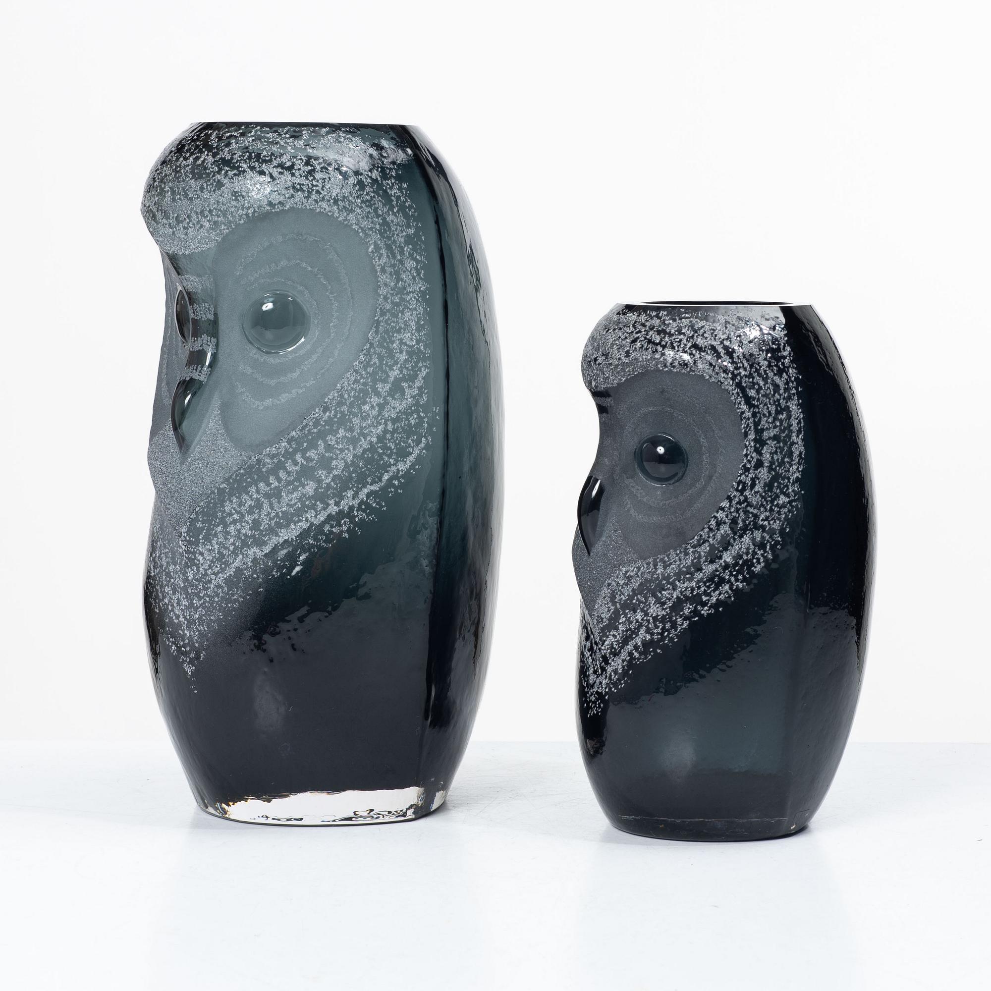 Mats Jonason, figuriner / vaser, 2 st, glas, "Safari" Uggla, Mats  Målerås, signerad MJ Sweden.