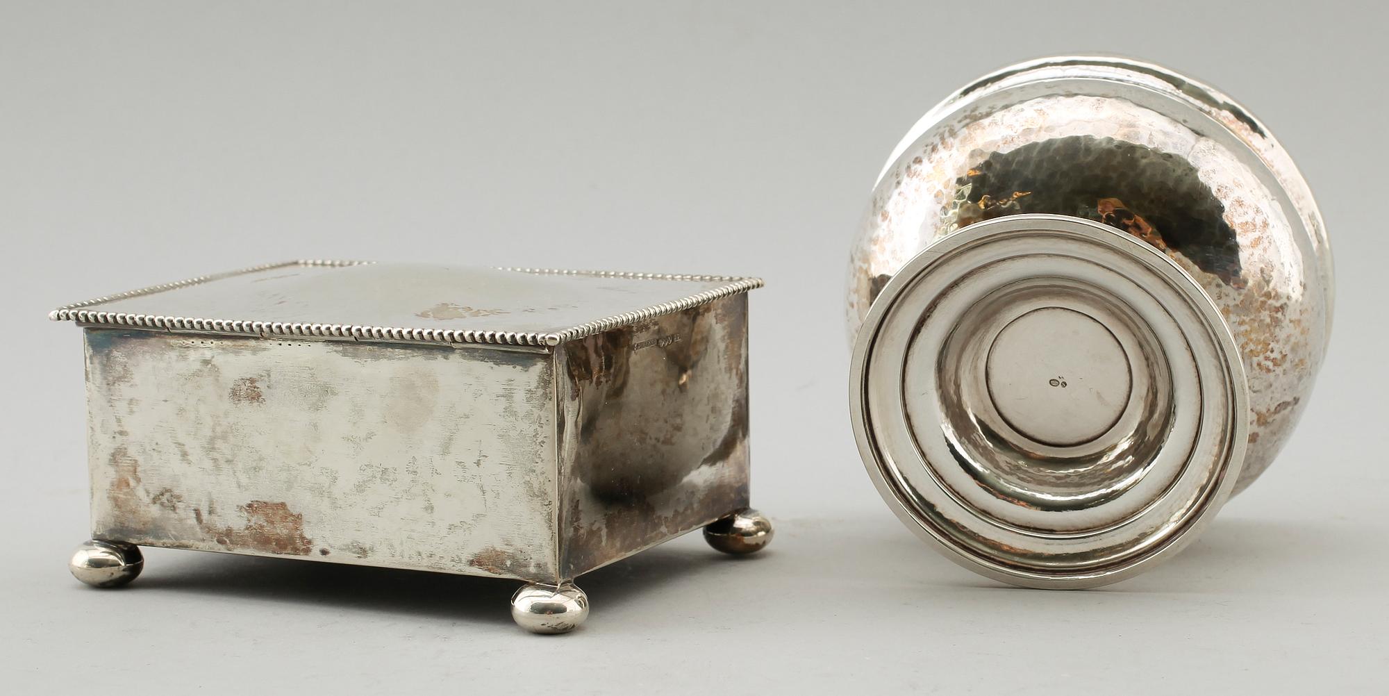 CIGARETTSKRIN samt LOCKSKÅL, silver, 1900-talets första hälft. Lockskålens vikt ca 16 gram.