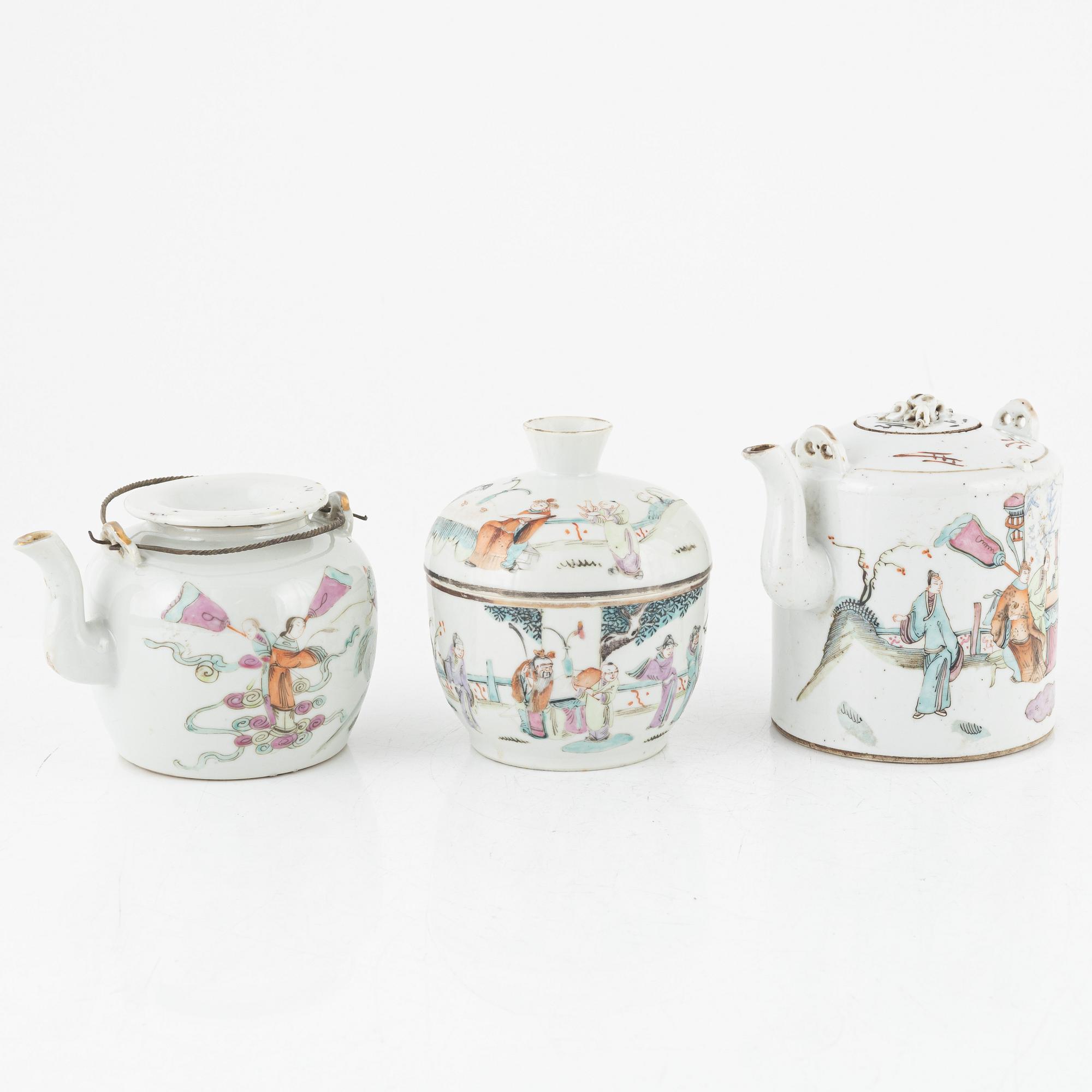 Tekannor, två stycken, burk med lock, porslin, Kina, 1800-tal.