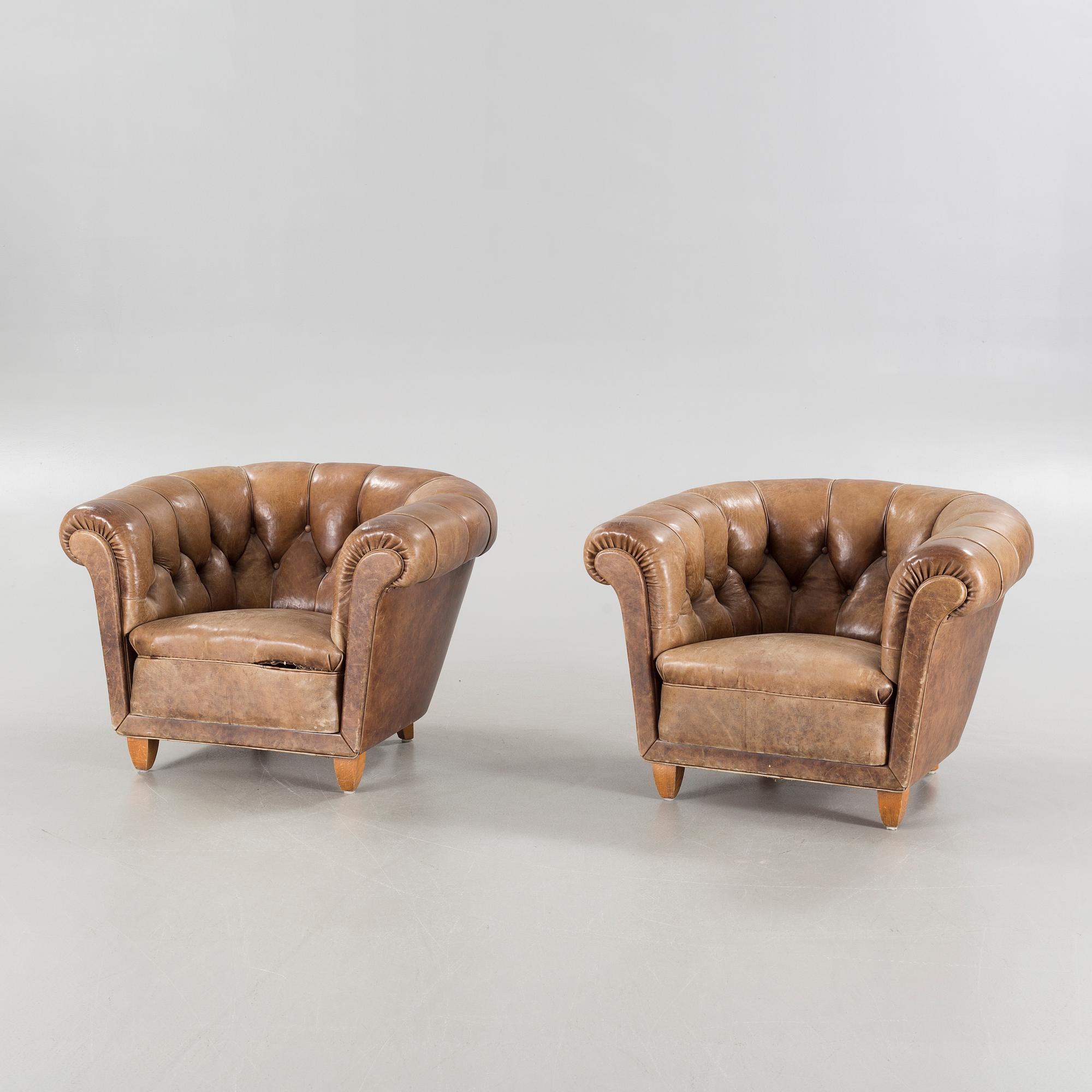 A pair of Chesterfield-armchairs from the first half of the 20th century.