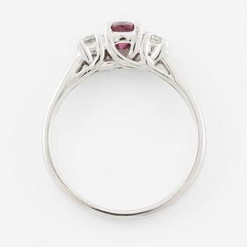 Ring 14K vitguld med rubin och briljantslipade diamanter.