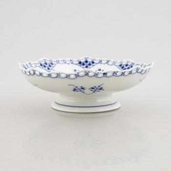 Royal Copenhagen, fat, 3 st, porslin, "Musselmalet", helblonde, Danmark.