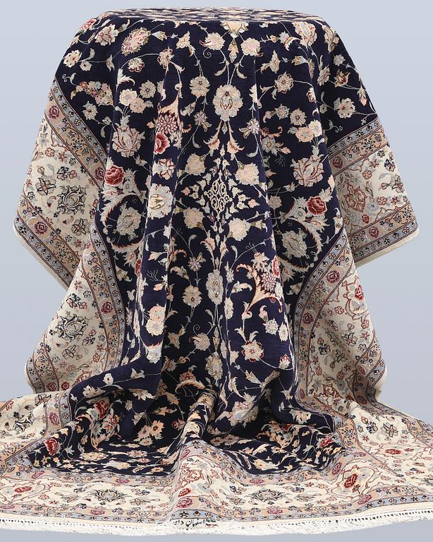Carpet, Isfahan with silk elements, 300 x 203 cm.