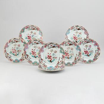 A set of 8 famille rose dinner plates, Qing dynasty, Qianlong (1736-95).